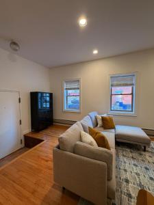 Et tv og/eller underholdning på 016- Spacious&Comfortable 2B2B 20 Min to NYC