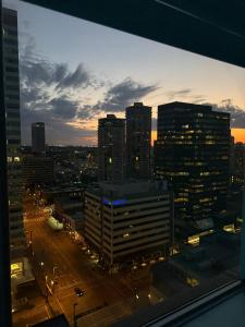 Blick auf die Skyline einer Stadt bei Nacht in der Unterkunft EP Stays in Edmonton + 1 Foto