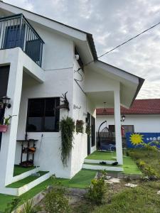 Bygningen som campingpladsen ligger i