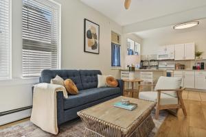 een woonkamer met een blauwe bank en een tafel bij The Hamilton Elm in Teaneck