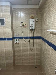 Et badeværelse på The Sunshine hostel and hotel