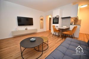 Μια τηλεόραση ή/και κέντρο ψυχαγωγίας στο B & A Apartment mit Balkon