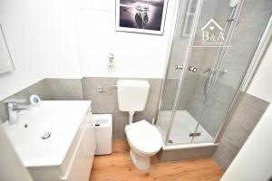 Ένα μπάνιο στο B & A Apartment mit Balkon