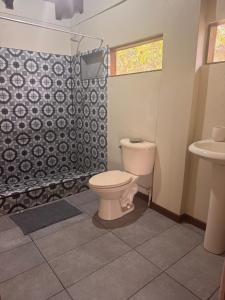 ein Badezimmer mit Toilette, Dusche und Waschbecken in der Unterkunft Tivives Kikala Lodge 2 in Puntarenas