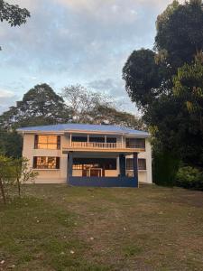 ein großes weißes Haus mit blauem Dach in der Unterkunft Tivives Kikala Lodge 2 in Puntarenas
