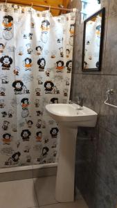 ein Badezimmer mit Waschbecken und Duschvorhang in der Unterkunft Alpinanas in Arroyo de Los Patos