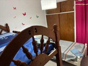 een kinderkamer met een wiegje en vlinders op de muur bij Cómodo in Santiago del Estero