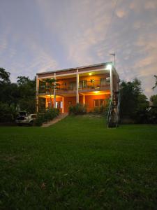 una grande casa con un prato davanti di Arcoiris Dptos a Paso de la Patria