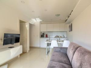 Μια τηλεόραση ή/και κέντρο ψυχαγωγίας στο Apartment No Title