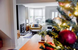 een woonkamer met een kerstboom op de voorgrond bij Fig Tree Cottage in Whitstable