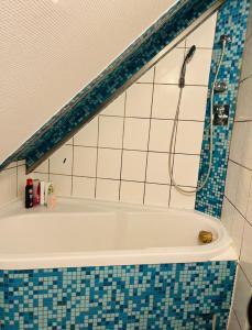 Et badeværelse på Bright & modern apartment in the center + 1 billede