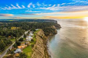 een luchtzicht op de oevers van een meer bij Marbella Lane Wave HS w EV Charger Oceanfront in San de Fuca +65 foto's