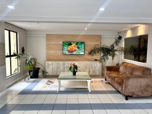 un soggiorno con un divano e un tavolo di Hotel Beach Canasvieiras a Florianópolis