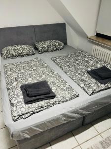 En eller flere senge i et værelse på Bright & modern apartment in the center