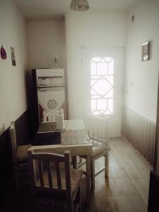 een eetkamer met een tafel en een raam bij Vm casa in Villa María