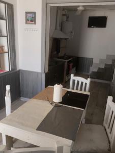 een tafel en stoelen in een kamer met een keuken bij Vm casa in Villa María