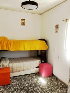 een slaapkamer met een stapelbed in een kamer bij Vm casa in Villa María
