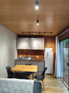 een keuken met een tafel en een koelkast bij Cabana Penélope in Alfredo Wagner