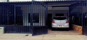 un'auto bianca parcheggiata in un garage con cancelli di Casa Manantial a Tauramena