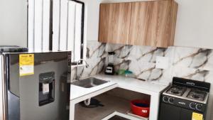 una piccola cucina con lavello e frigorifero di Casa Manantial a Tauramena