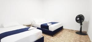 una camera con 2 letti e un ventilatore di Casa Manantial a Tauramena
