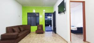 un soggiorno con un divano e una camera da letto di Casa Manantial a Tauramena