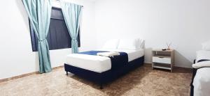 una camera da letto con un letto e una finestra di Casa Manantial a Tauramena Altre 4 foto