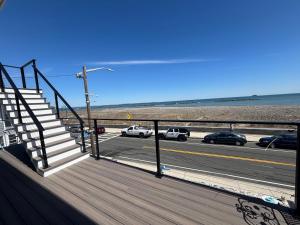 un balcon avec des escaliers et une route avec des voitures dessus dans l'établissement Ocean Spray Inn, à Winthrop 1 autre photo