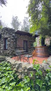 een terras met een tafel en stoelen voor een gebouw bij Cabañas Arehue in Mar del Plata