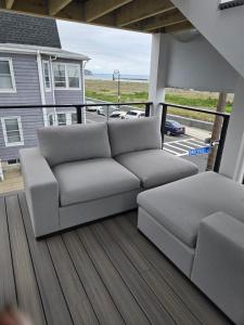 un salon avec un canapé sur un balcon dans l'établissement Ocean Spray Inn, à Winthrop