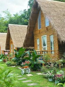 Κήπος έξω από το Bamboora Sanctuary Battambang