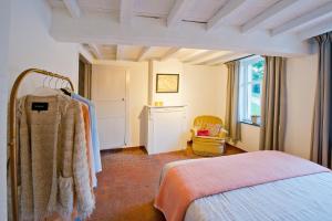 - une chambre avec un lit et une fenêtre dans l'établissement Bellovisto, à Markedal