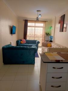 een woonkamer met twee banken en een tafel bij Anny's bnb in Ngong +8 foto's