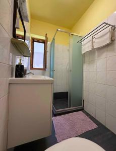 Et badeværelse på unit_type_semidetached_house Balatonmariafuerdo 54984 + 8 billeder