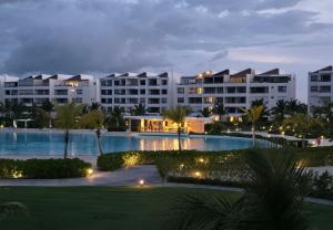 Bazén v ubytování Oasis Turquesa Punta Cana Crystal Lagoon nebo v jeho okolí