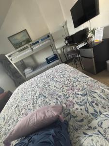 - une chambre avec un grand lit dans l'établissement Ocean Spray Inn, à Winthrop