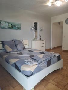 En eller flere senge i et værelse på Très Beau Studio tout équipé/Vu Mer/wiffi + 2 billeder