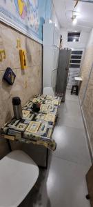 een kamer met een tafel en stoelen en een koelkast bij Casa térrea a 1km da praia com ar condicionado in Bertioga