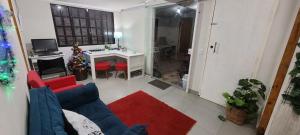 een woonkamer met een kerstboom en een bank bij Casa térrea a 1km da praia com ar condicionado in Bertioga