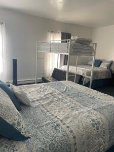 une chambre avec deux lits et un lit superposé dans l'établissement Ocean Spray Inn, à Winthrop