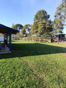 un abri de pique-nique dans un parc avec une grande pelouse dans l'établissement Sossego na Serra Catarinense - Casa em Lages, à Lages