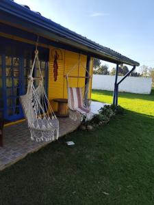 deux hamacs sur le porche d'une maison dans l'établissement Sossego na Serra Catarinense - Casa em Lages, à Lages