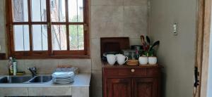 een keuken met een wastafel en een aanrecht met borden bij La Calandria in Cerrillos +20 foto's