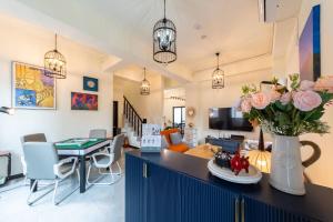 een keuken en een woonkamer met een vaas met bloemen bij 巨翼包棟民宿 in Puli