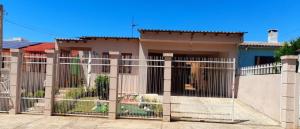 una recinzione di fronte a una casa di ESTÚDIO "Coisa de Daiane" a São Gabriel