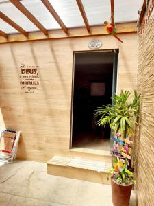 un edificio con un cartello sul lato di ESTÚDIO "Coisa de Daiane" a São Gabriel