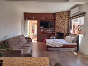 un soggiorno con divano e un soggiorno con divano. di ESTÚDIO "Coisa de Daiane" a São Gabriel