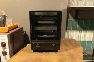 a black toaster oven sitting on top of a counter at 水と翠 in Gujo +31 photos