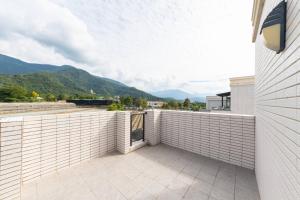 een balkon met uitzicht op de bergen bij 巨翼包棟民宿 in Puli