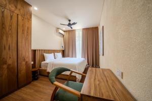 a hotel room with a bed and a wooden table at Suom Apartments and Villas Canggu in Canggu +43 photos